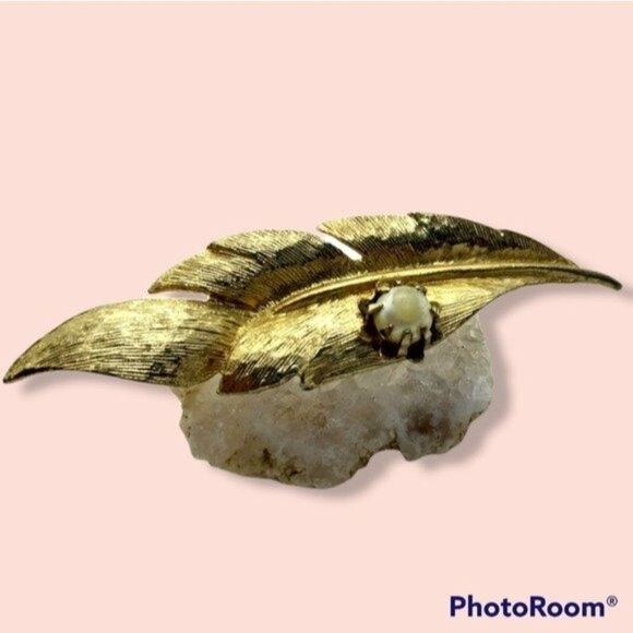 Gold foiled leaf brooch w pearl accent - Picture 1 of 1